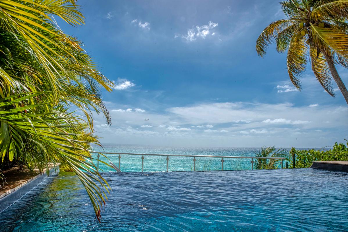 A louer villa 4 chambres au Gosier avec piscine et vue mer - piscine à débordement